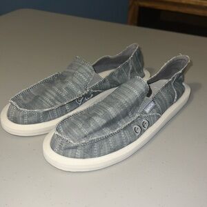 Size 6 women’s Sanuks. In good condition.